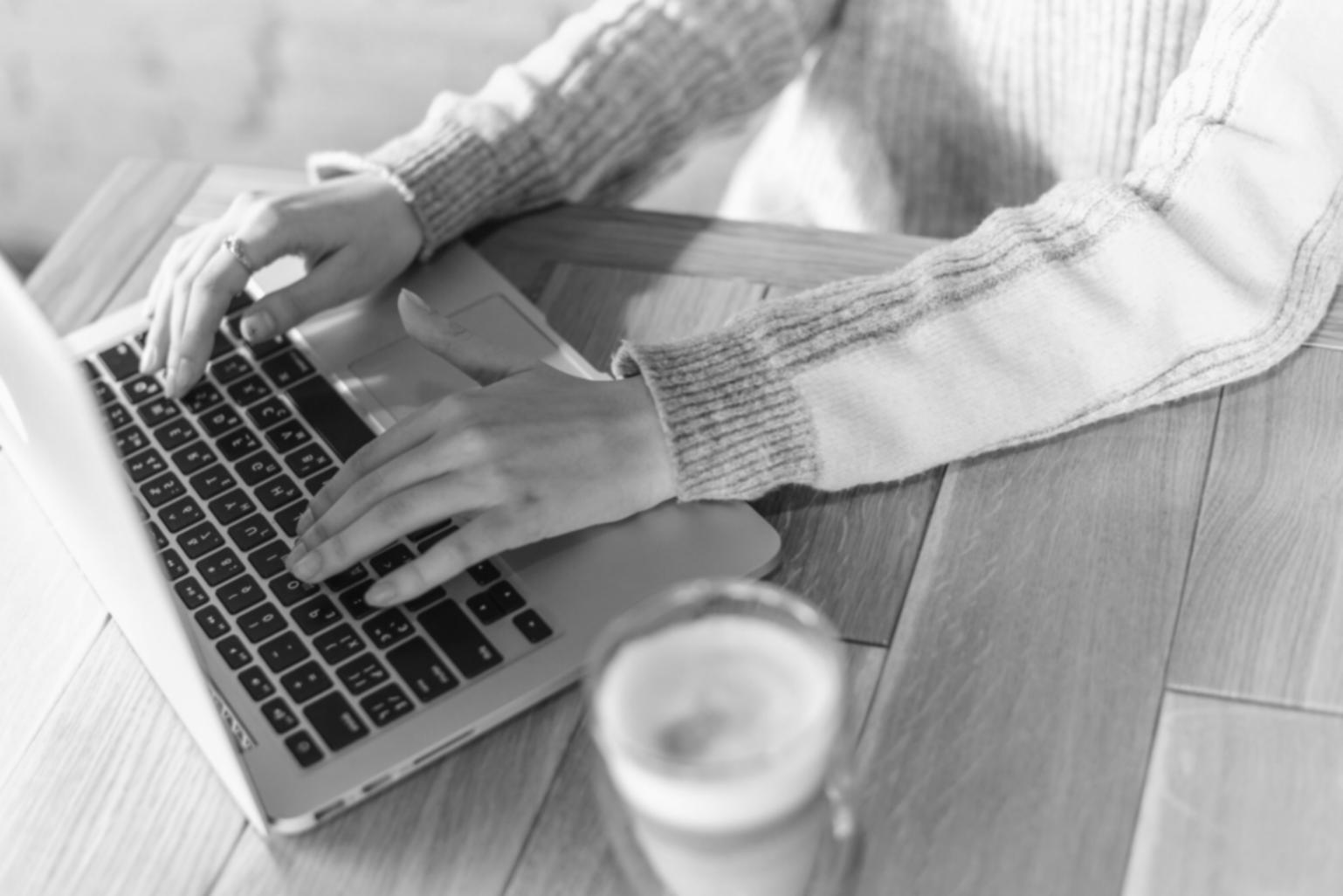 Mesa de trabajo con calculadora y documentos financieros organizados